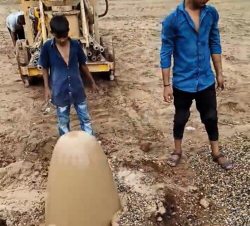 બોરવેલ બનાવતા હતાં ત્યારે પાતાળ નાં પાણી થી શિવલિંગ ઊપર અભિષેક કરતા હોય એવી કૃતી સર્જાઈ