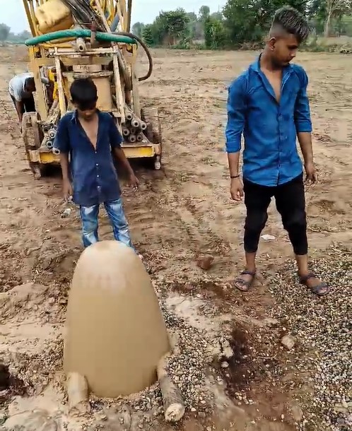 બોરવેલ બનાવતા હતાં ત્યારે પાતાળ નાં પાણી થી શિવલિંગ ઊપર અભિષેક કરતા હોય એવી કૃતી સર્જાઈ
